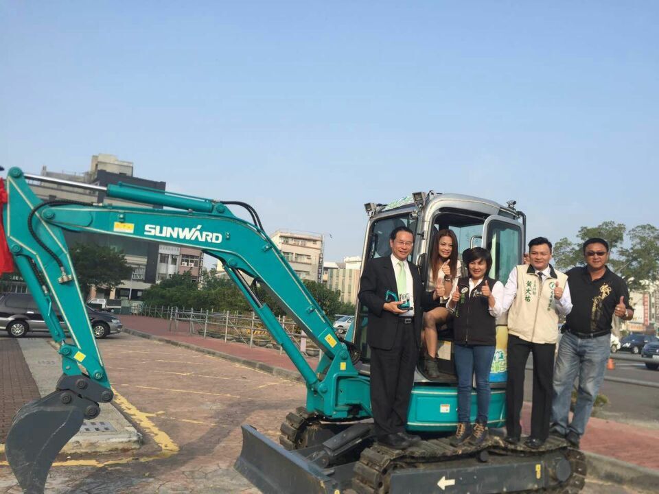 嘉義市长大赞xingkong星空平台（中国）集团智能挖掘机环台义举