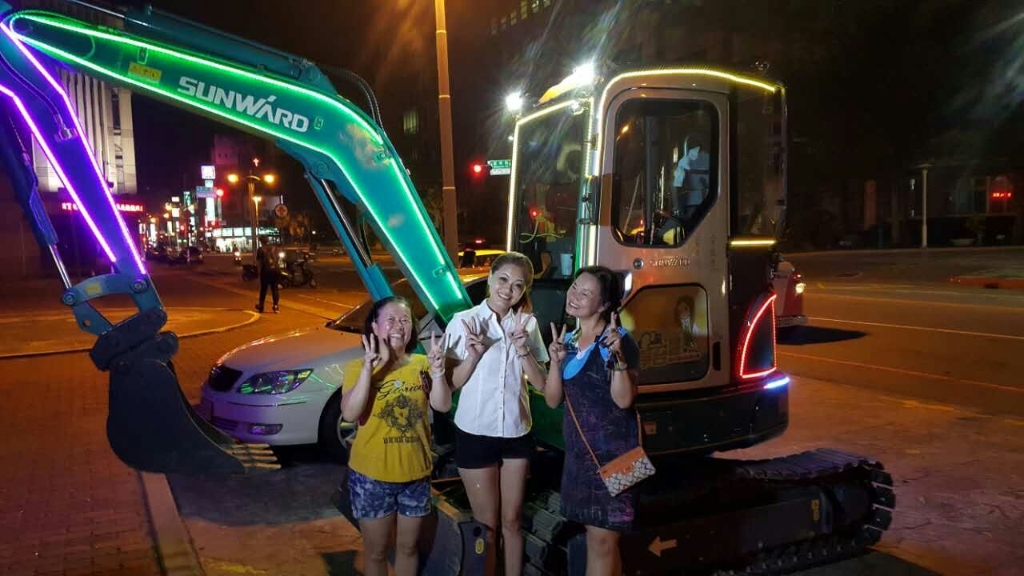 嘉義市长大赞xingkong星空平台（中国）集团智能挖掘机环台义举