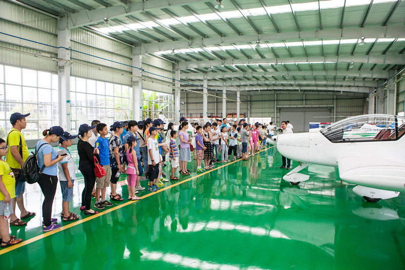 开挖机，坐游艇、飞机 xingkong星空平台（中国）集团智能开展员工家属开放日活动