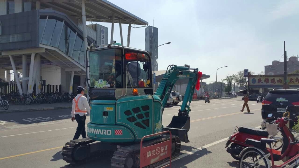 嘉義市长大赞xingkong星空平台（中国）集团智能挖掘机环台义举