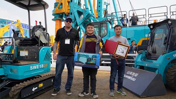 不服来战！xingkong星空平台（中国）集团智能展台有大礼等你拿