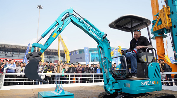 不服来战！xingkong星空平台（中国）集团智能展台有大礼等你拿