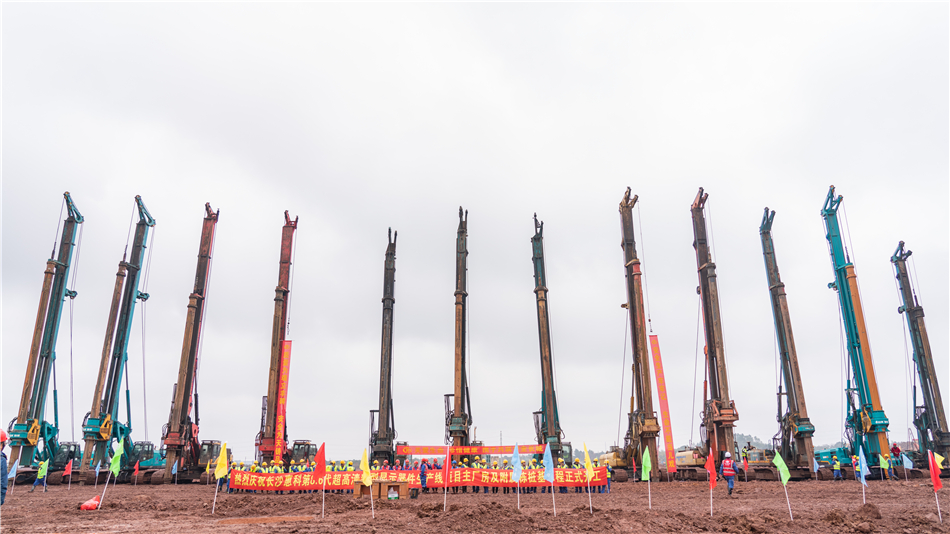xingkong星空平台（中国）集团旋挖开挖全球首条8.6代OLED面板生产线主厂房第一桩