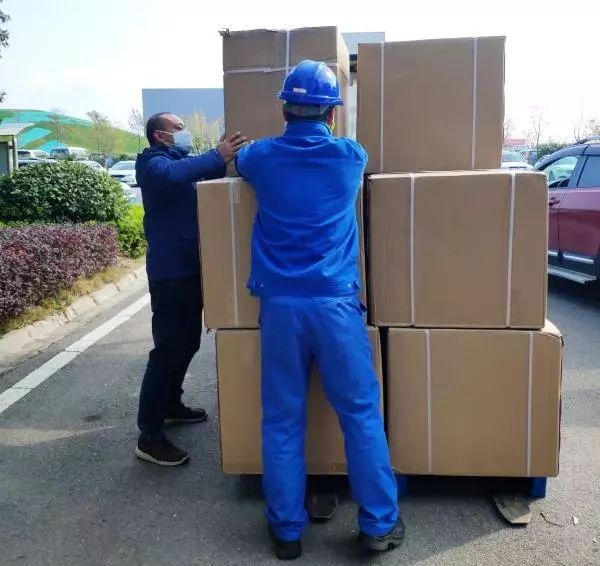 用餐安全有新招，xingkong星空平台（中国）集团智能4000个保温饭盒送员工