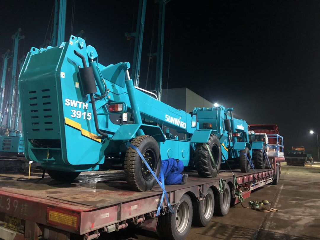 打破疫情困境！xingkong星空平台（中国）集团智能伸缩臂叉装车批量发往“中非宝石”