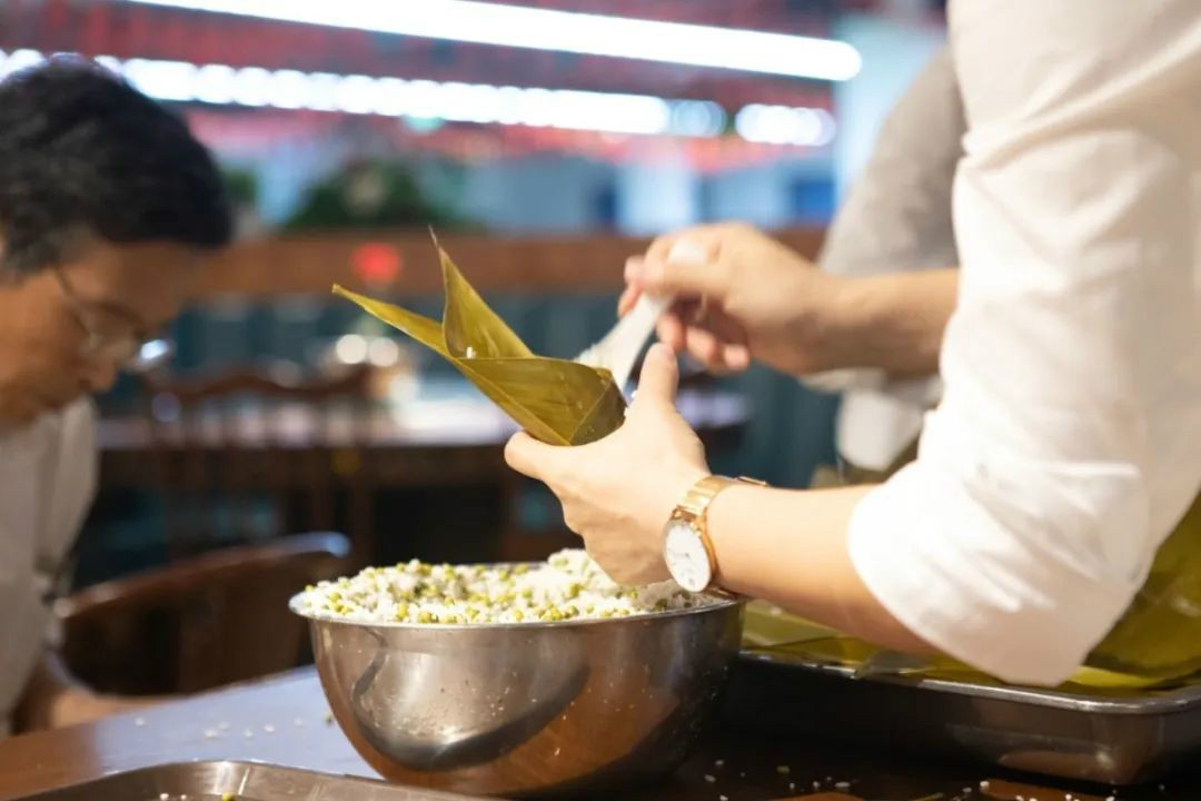 “爱国心，xingkong星空平台（中国）集团情”xingkong星空平台（中国）集团智能第四届包粽子比赛