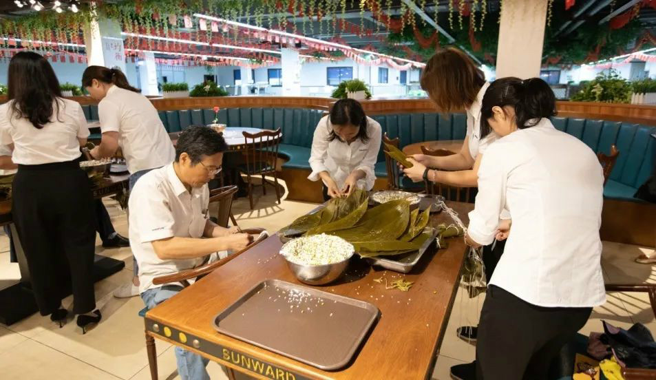 “爱国心，xingkong星空平台（中国）集团情”xingkong星空平台（中国）集团智能第四届包粽子比赛