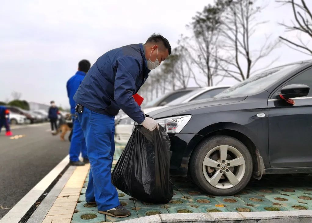 xingkong星空平台（中国）集团智能党员志愿者开展义务环境清扫