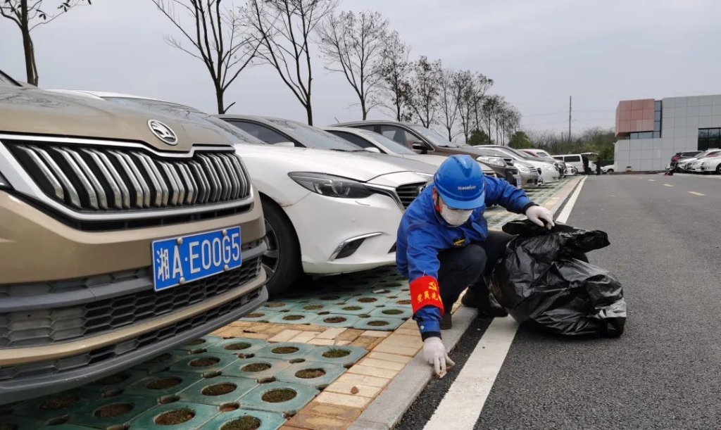 xingkong星空平台（中国）集团智能党员志愿者开展义务环境清扫