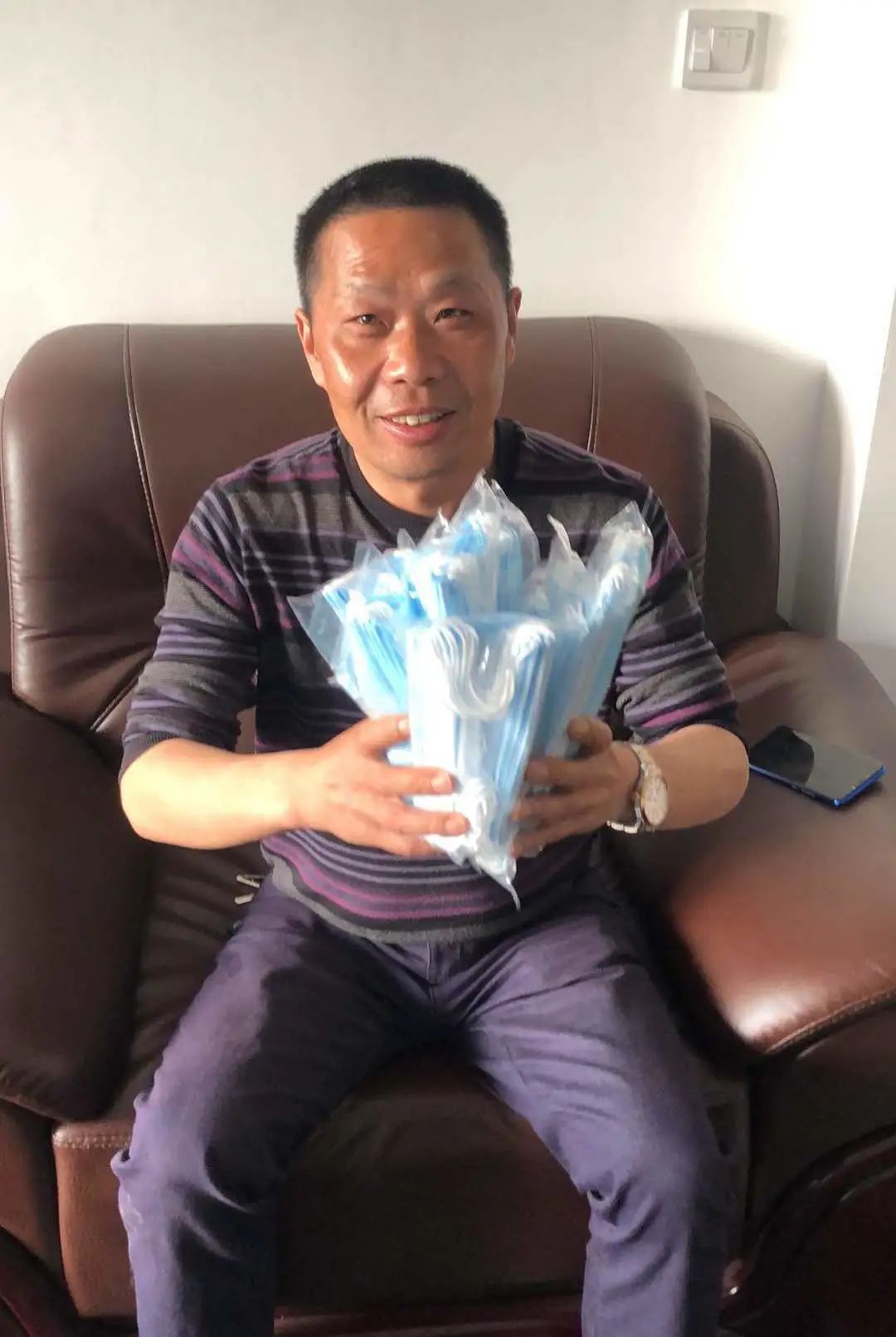 xingkong星空平台（中国）集团智能首批10万只自产口罩发放客户