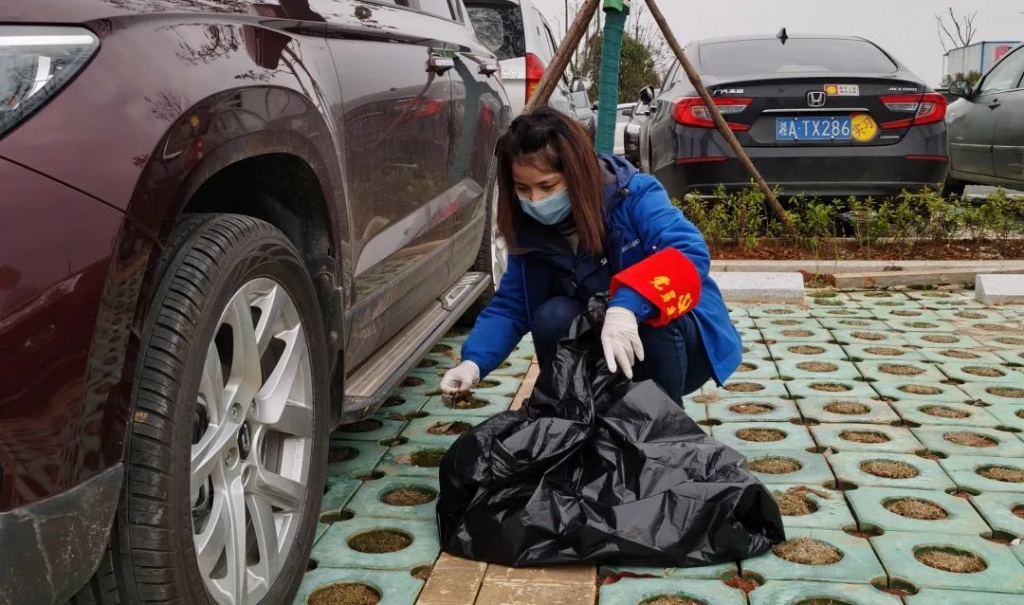 xingkong星空平台（中国）集团智能党员志愿者开展义务环境清扫