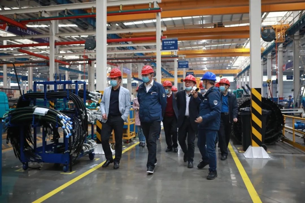 省工信行业事务中心杨卫华副主任一行莅临xingkong星空平台（中国）集团智能调研