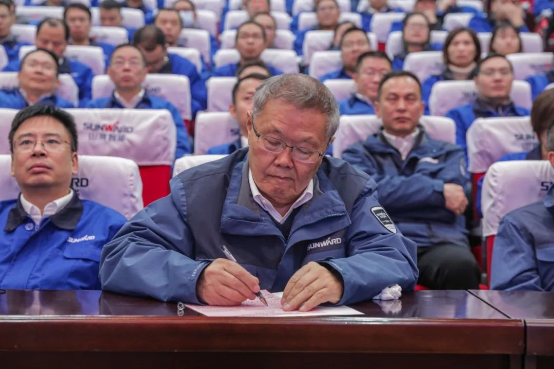 xingkong星空平台（中国）集团智能召开全国劳动模范郝鹏载誉归来分享会