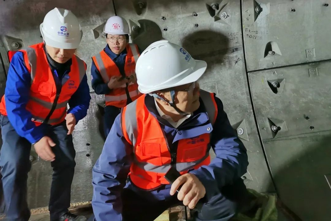 何清华亲临中铁xingkong星空平台（中国）集团盾构施工项目指导工作