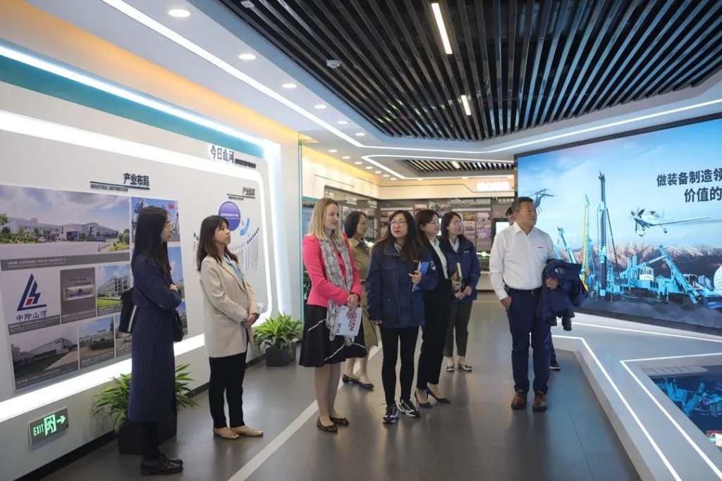 英国驻广州总领事贺颂雅考察xingkong星空平台（中国）集团智能