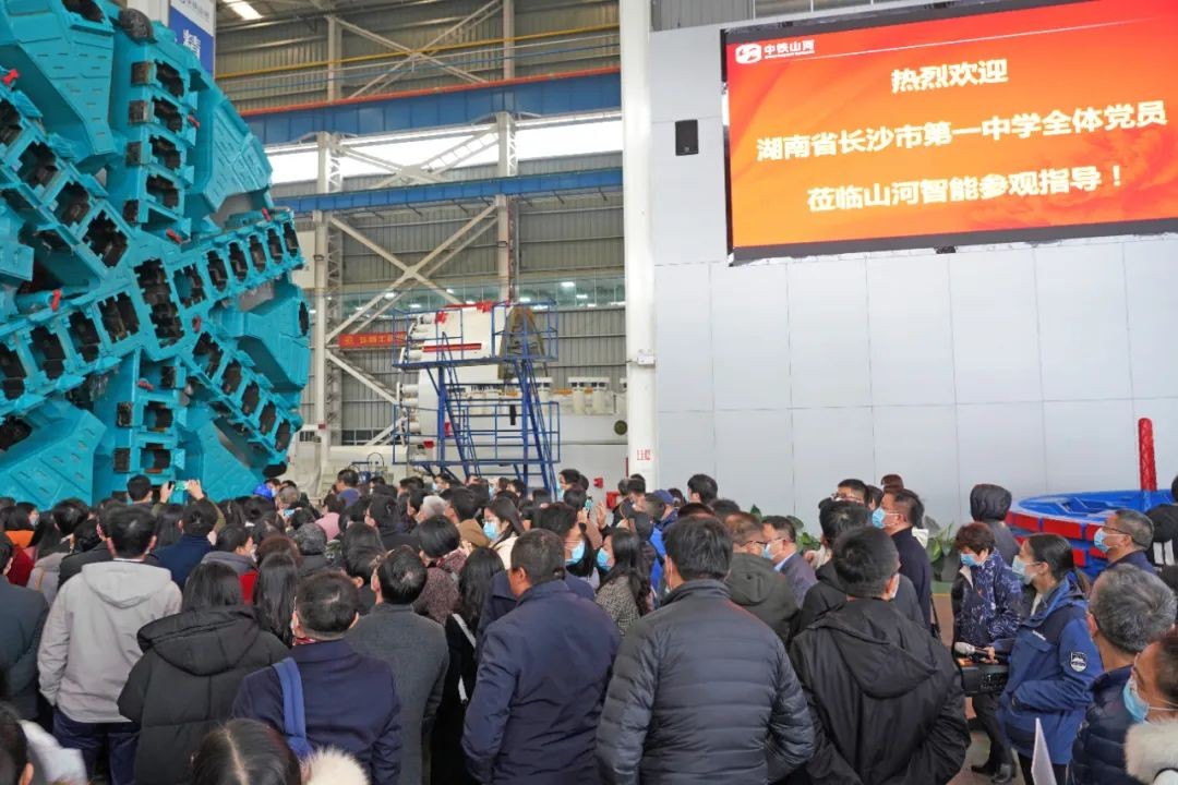 长沙市一中赴xingkong星空平台（中国）集团智能开展主题党日活动