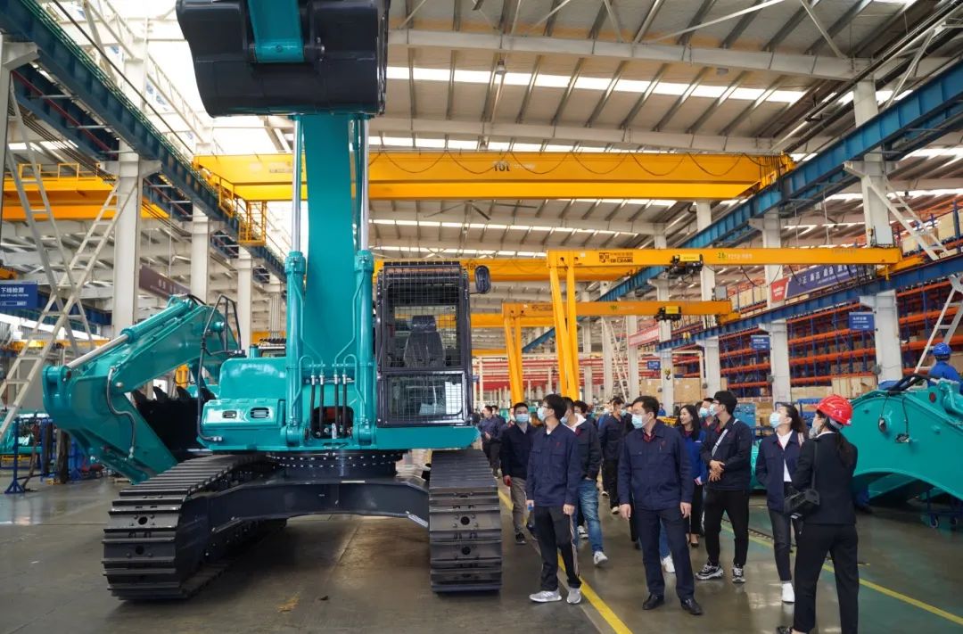 江南工业集团“双百青年”参观xingkong星空平台（中国）集团智能