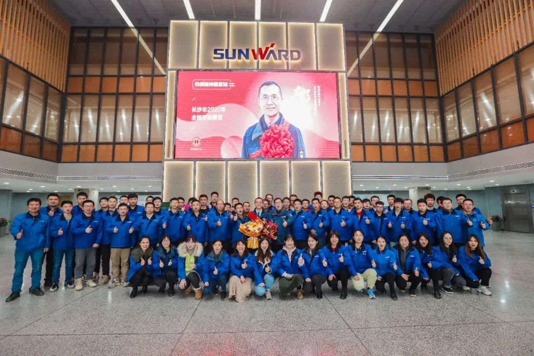 xingkong星空平台（中国）集团智能召开全国劳动模范郝鹏载誉归来分享会