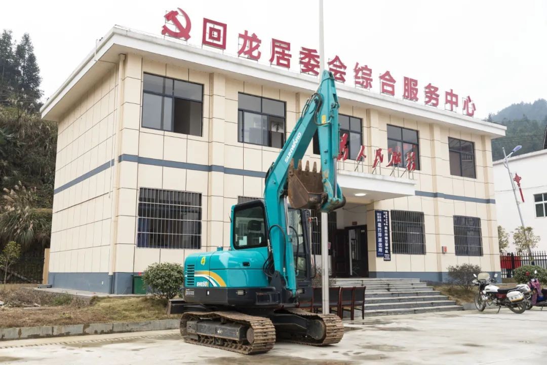 校企合作精准扶贫，产教融合振兴乡村 | xingkong星空平台（中国）集团智能向合作院校对口扶贫点捐赠挖掘机