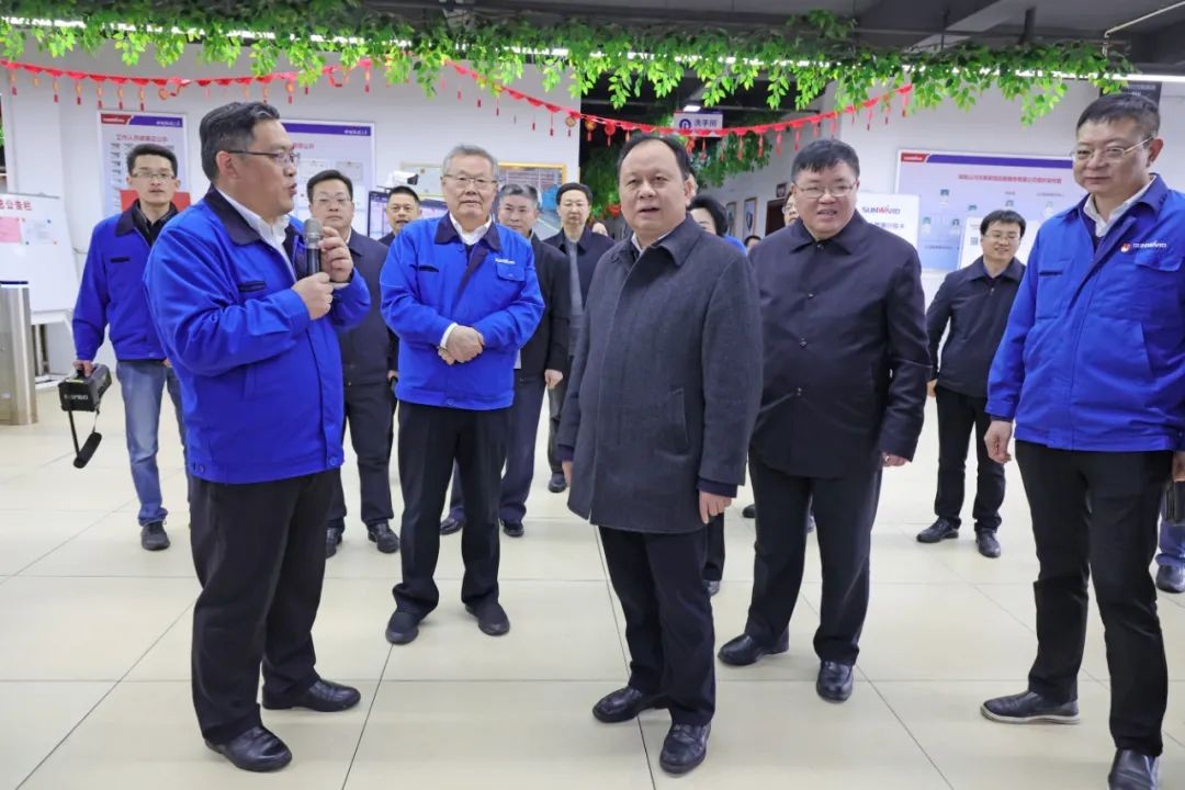 周农在xingkong星空平台（中国）集团智能调研时强调：企业工会要大力培养劳模和工匠