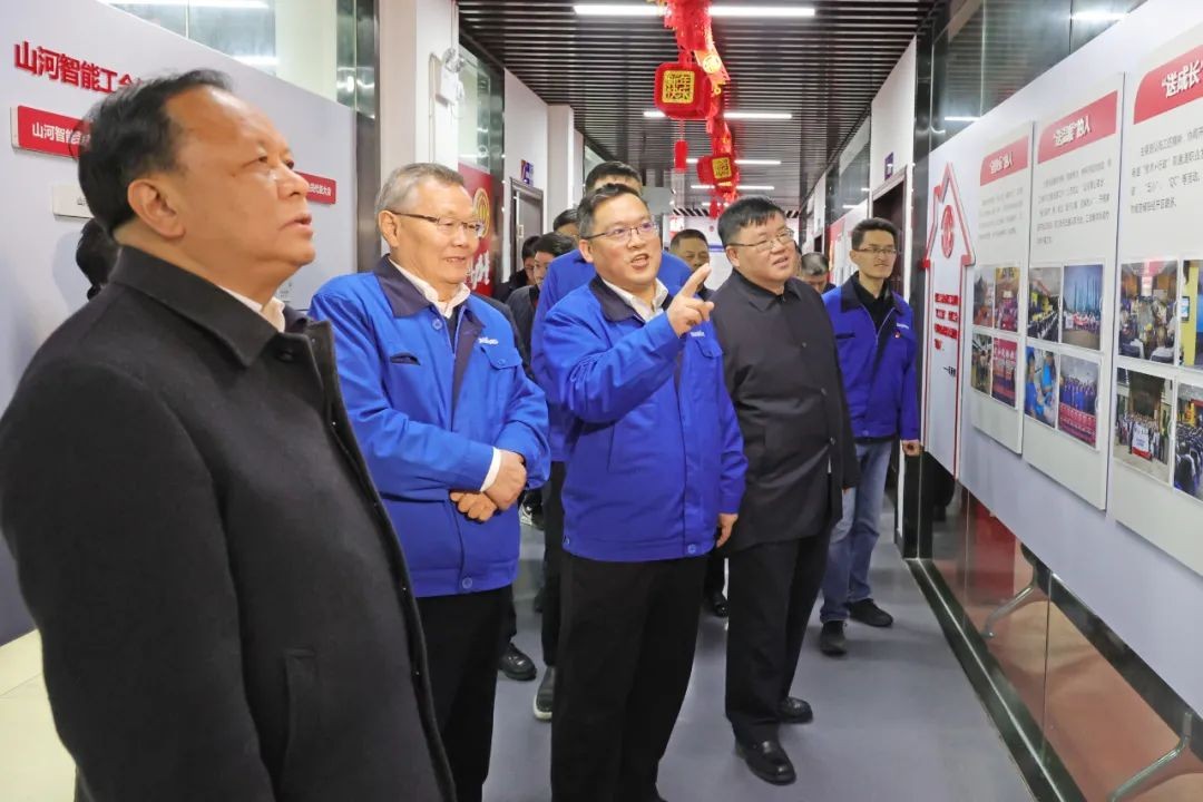 周农在xingkong星空平台（中国）集团智能调研时强调：企业工会要大力培养劳模和工匠