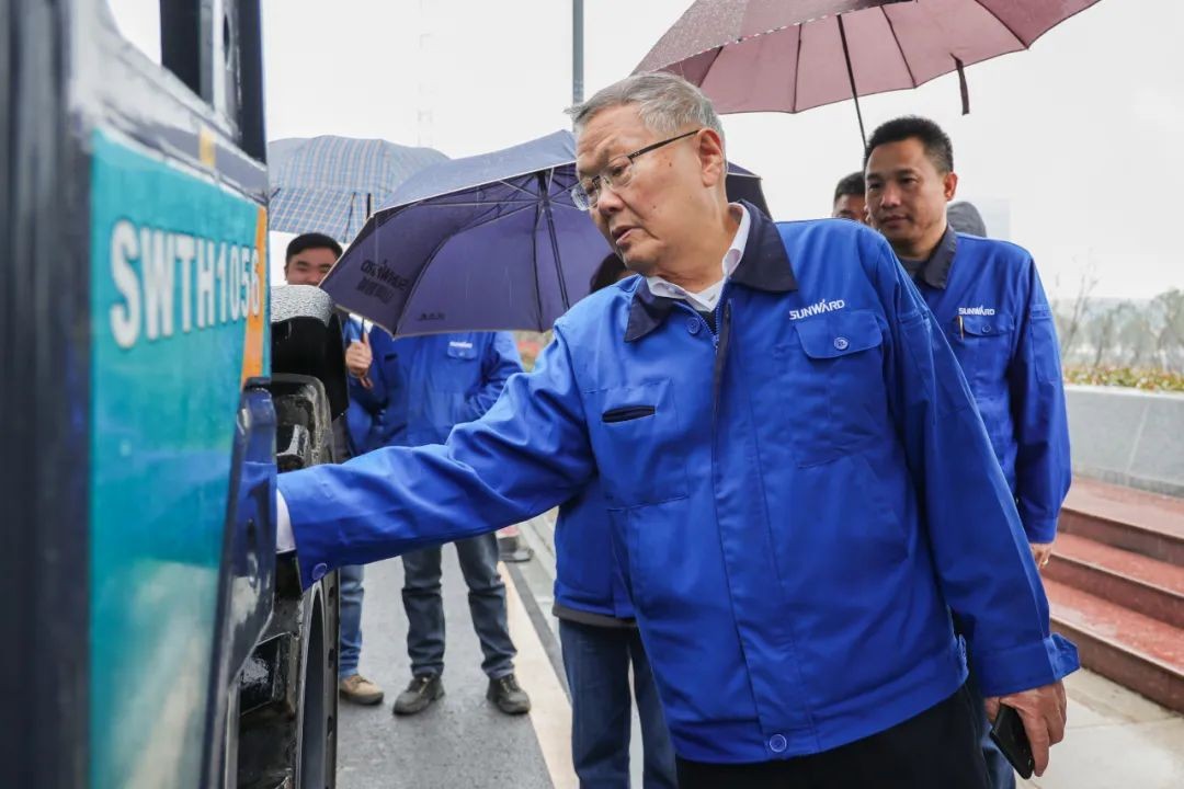 xingkong星空平台（中国）集团智能SWTH1056伸缩臂叉装车新机下线