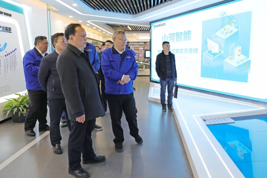 周农在xingkong星空平台（中国）集团智能调研时强调：企业工会要大力培养劳模和工匠