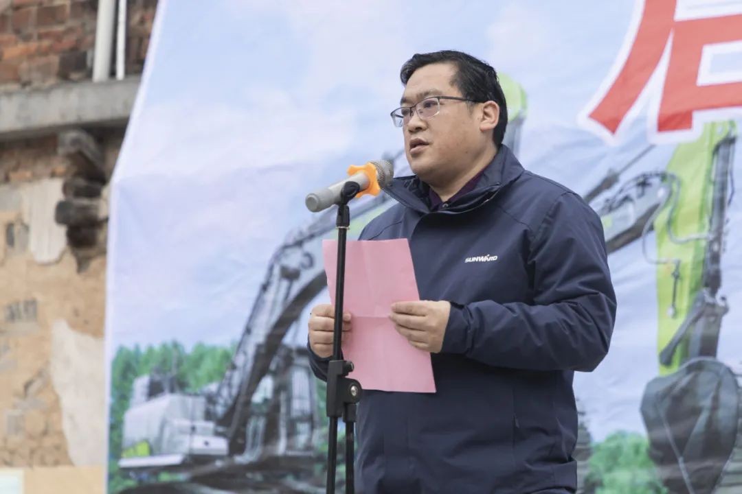 校企合作精准扶贫，产教融合振兴乡村 | xingkong星空平台（中国）集团智能向合作院校对口扶贫点捐赠挖掘机