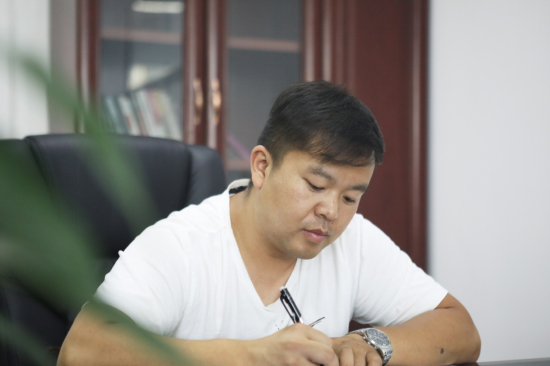 六年六台挖机 邓老板是个“xingkong星空平台（中国）集团迷”