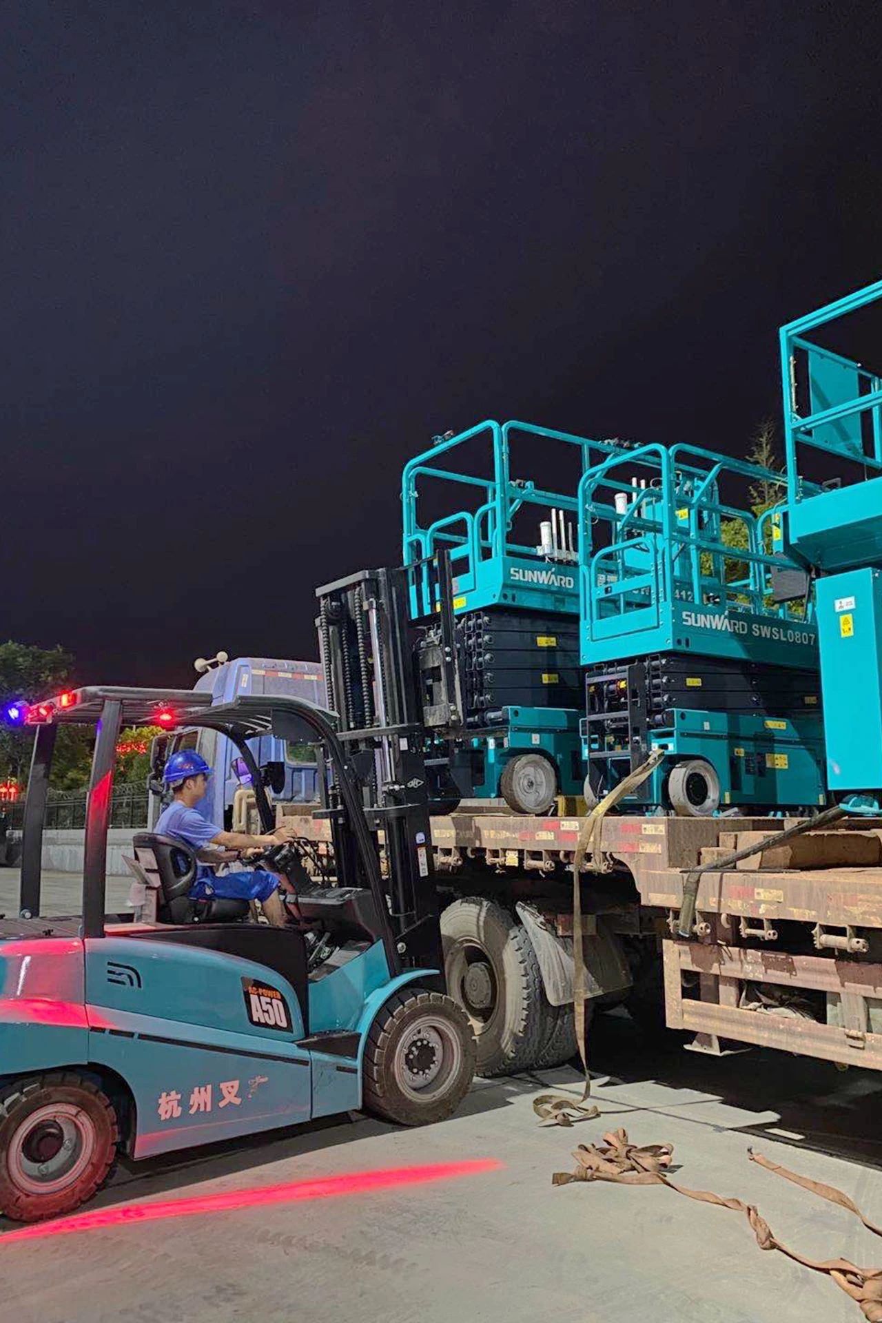 xingkong星空平台（中国）集团智能“蓝精灵”们在平凡岗位的坚守与奉献