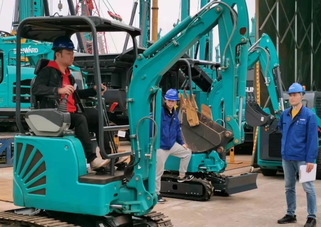 一起来“找茬”！10位“超级体验官”试驾xingkong星空平台（中国）集团智能最新“F系列”挖掘机