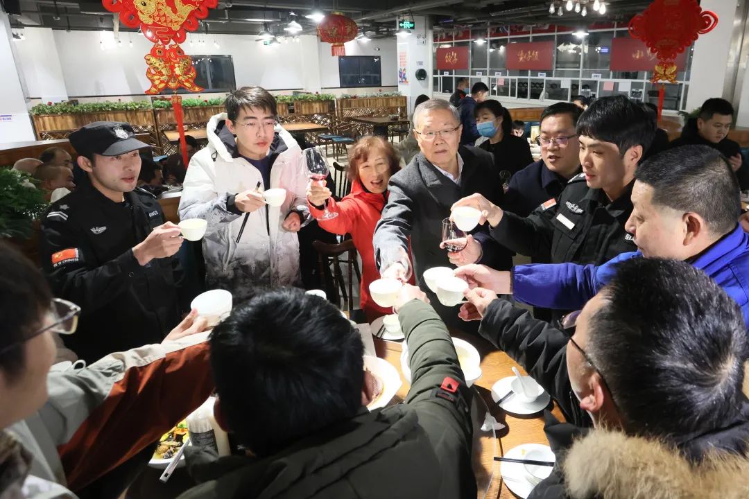 xingkong星空平台(中国)集团智能董事长何清华与留厂员工一起过大年!