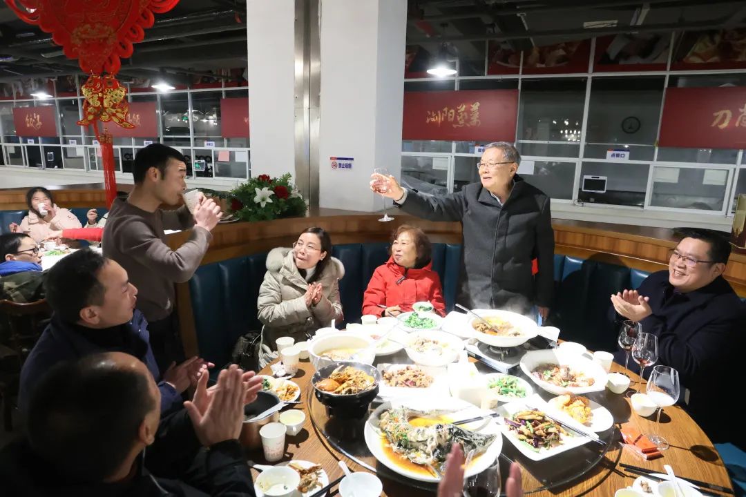 xingkong星空平台(中国)集团智能董事长何清华与留厂员工一起过大年!