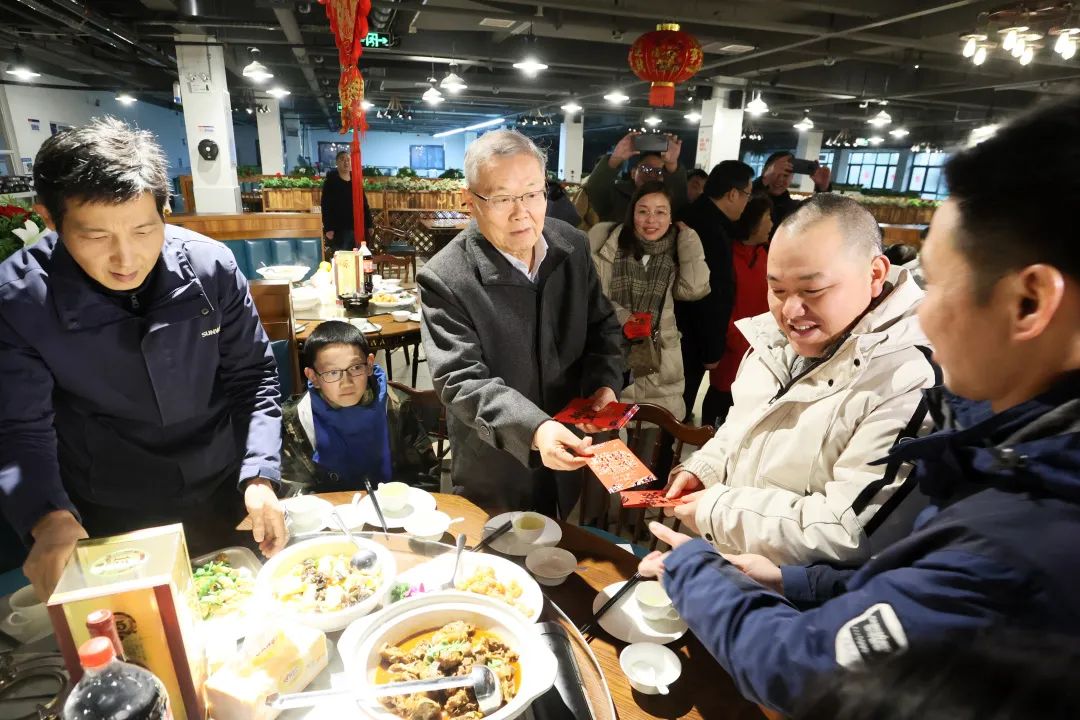 xingkong星空平台(中国)集团智能董事长何清华与留厂员工一起过大年!