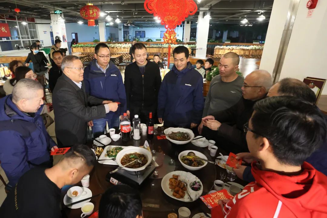 xingkong星空平台(中国)集团智能董事长何清华与留厂员工一起过大年!