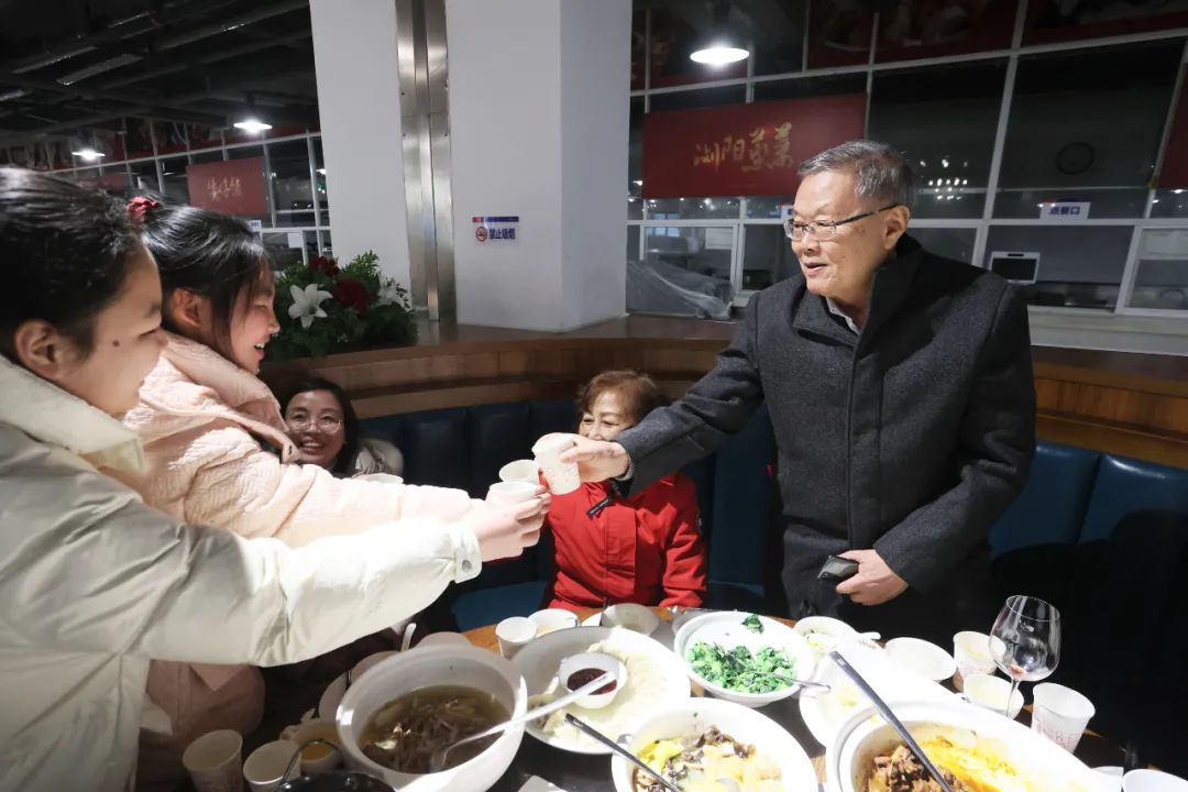 xingkong星空平台(中国)集团智能董事长何清华与留厂员工一起过大年!