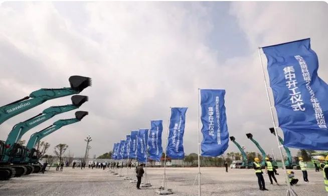 xingkong星空平台(中国)集团智能挖掘机亮相贵阳大数据科创城项目开工仪式