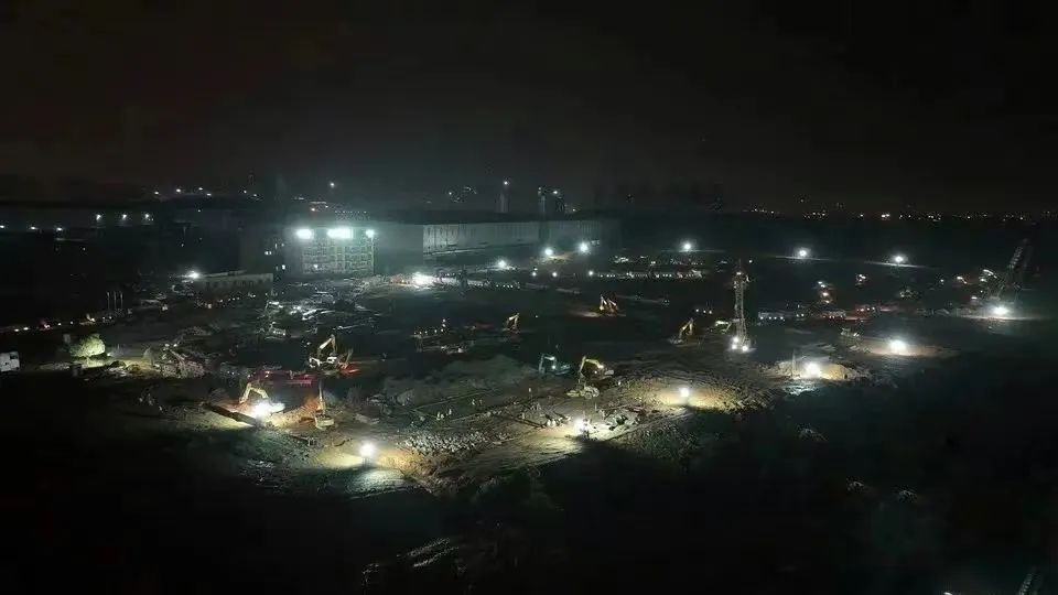 冲锋一线显担当！xingkong星空平台（中国）集团智能挖掘机助力长沙方舱医院建设