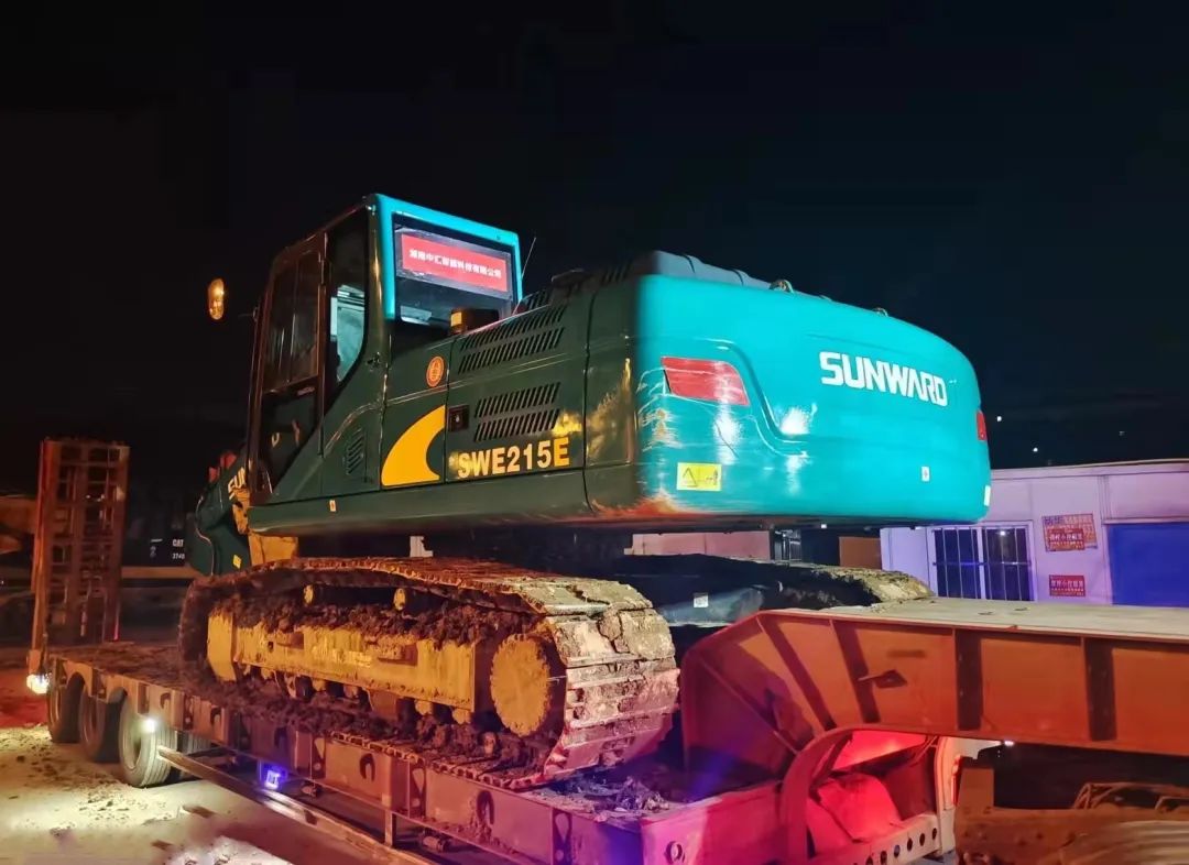 冲锋一线显担当！xingkong星空平台（中国）集团智能挖掘机助力长沙方舱医院建设