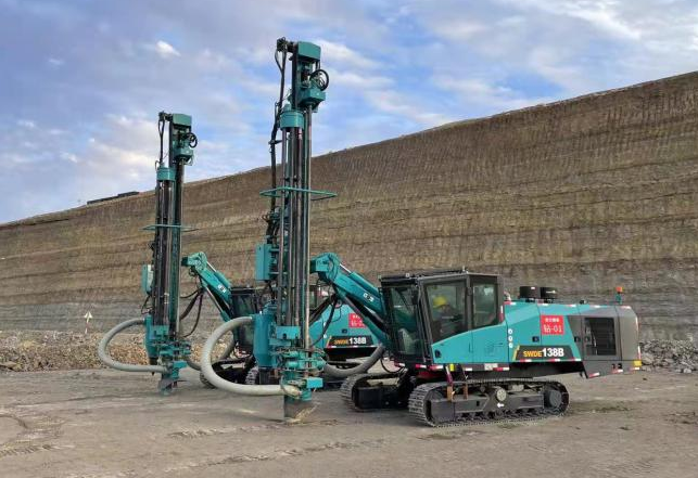 携手战边疆！xingkong星空平台（中国）集团智能潜孔钻机助力宏大爆破新疆奇台项目建设