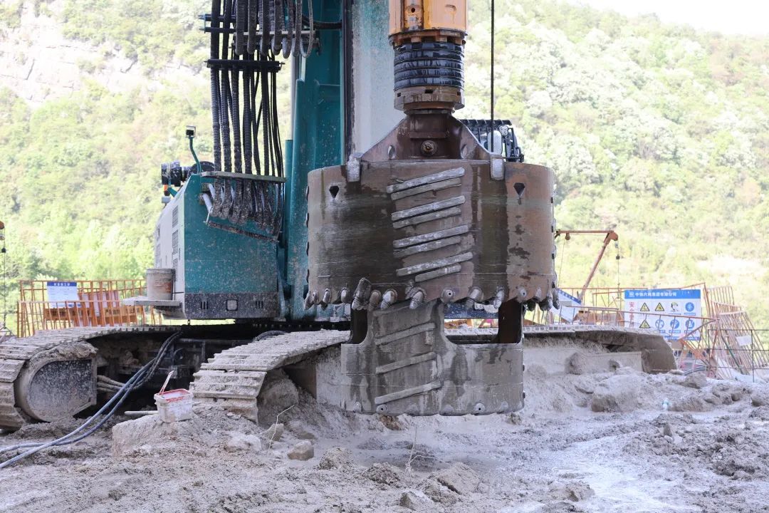 展现施工“奇效”！xingkong星空平台（中国）集团智能旋挖钻机强势助力炉慈高速公路建设