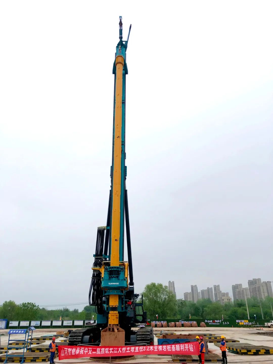 再啃“硬骨头”！xingkong星空平台（中国）集团智能“超级桩备”助建燕矶长江大桥