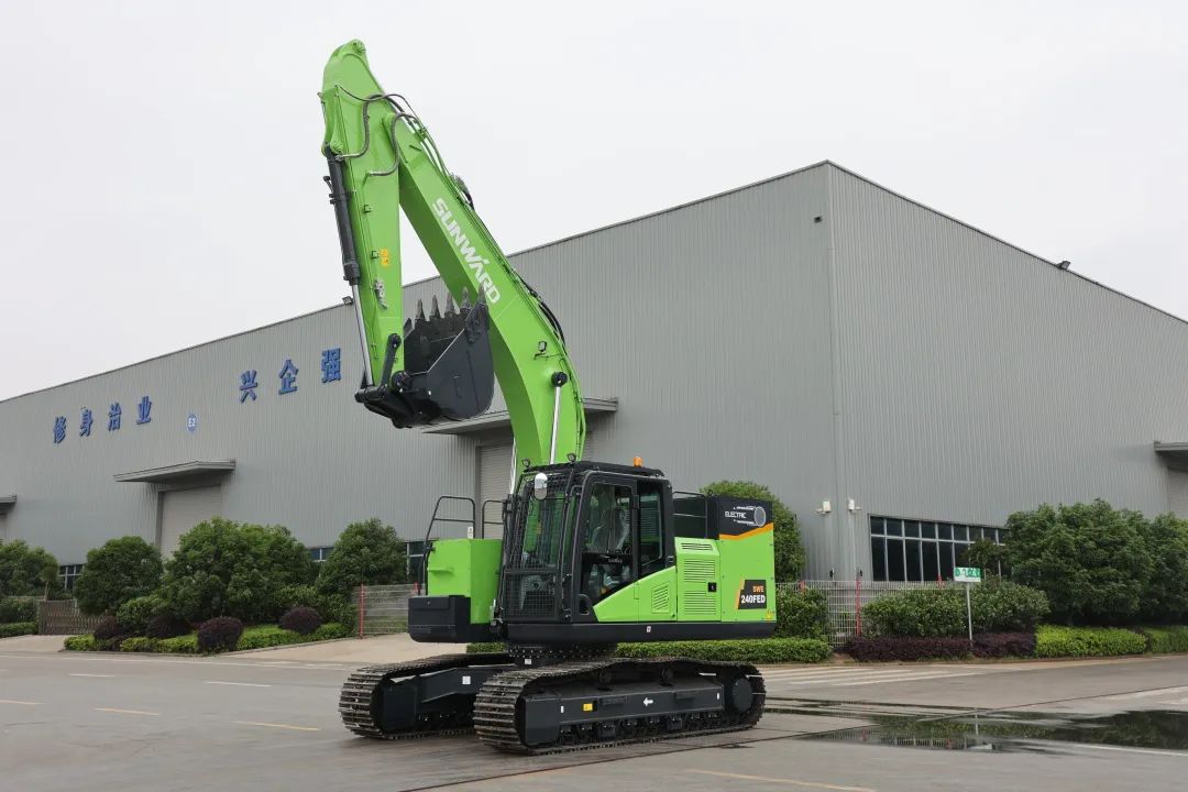 征战川藏铁路!xingkong星空平台(中国)集团智能新一代电动挖掘机成功交付