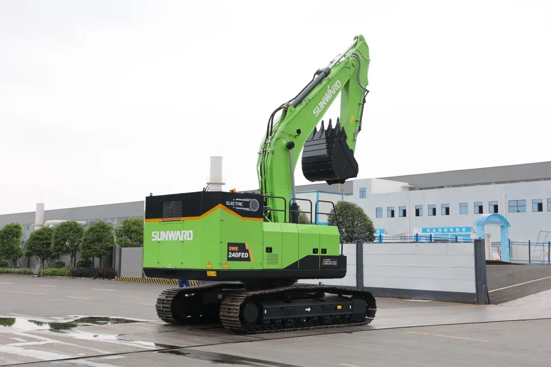 征战川藏铁路!xingkong星空平台(中国)集团智能新一代电动挖掘机成功交付