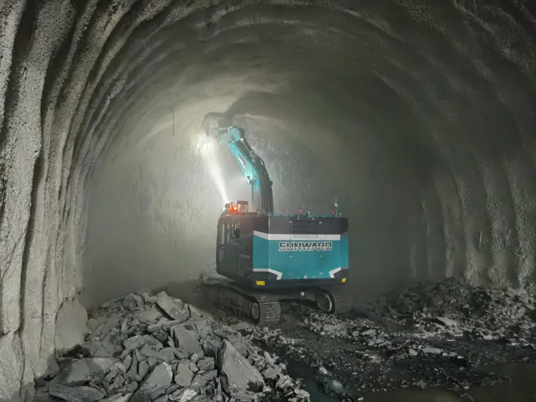 征战川藏铁路!xingkong星空平台(中国)集团智能新一代电动挖掘机成功交付