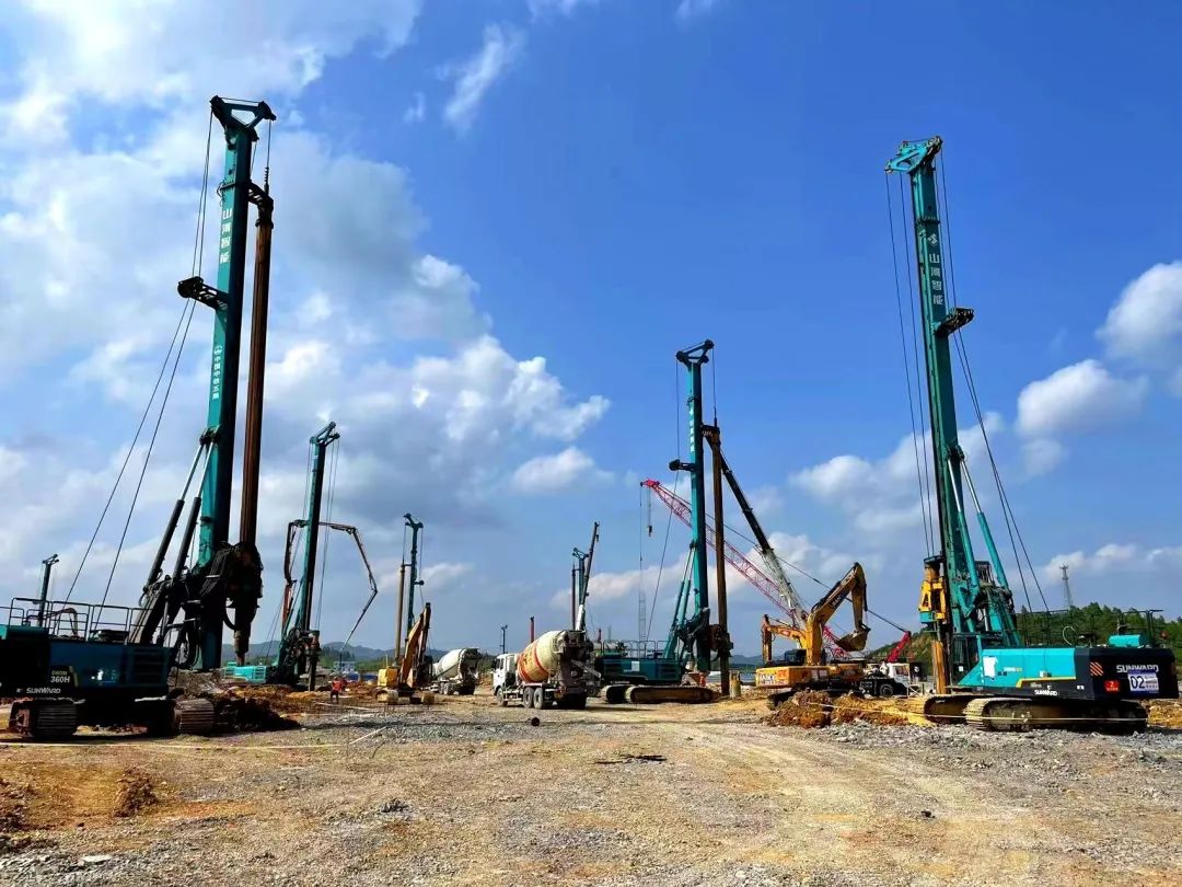 打桩“神器”再露锋芒!xingkong星空平台(中国)集团智能旋挖钻机助力贵阳贵安新区负极材料项目加速建设