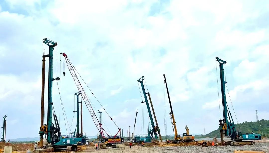 打桩“神器”再露锋芒!xingkong星空平台(中国)集团智能旋挖钻机助力贵阳贵安新区负极材料项目加速建设