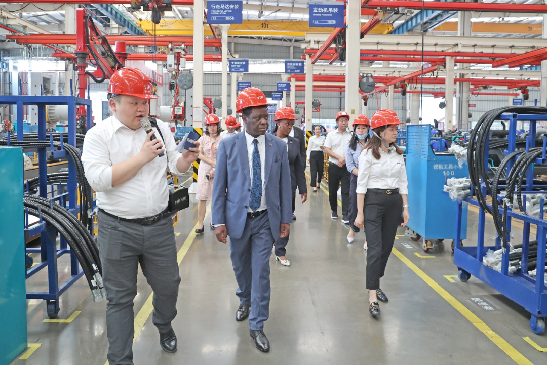 马拉维大使一行考察xingkong星空平台(中国)集团智能