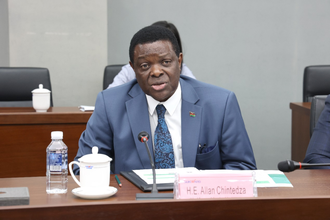 马拉维大使一行考察xingkong星空平台(中国)集团智能