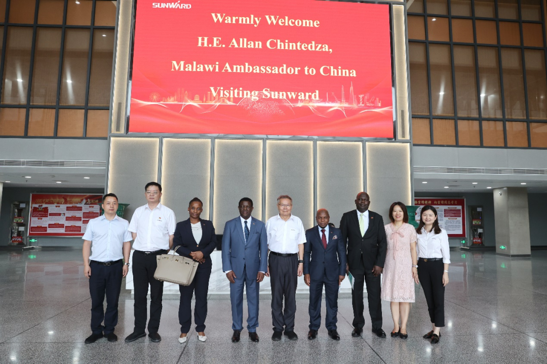 马拉维大使一行考察xingkong星空平台(中国)集团智能